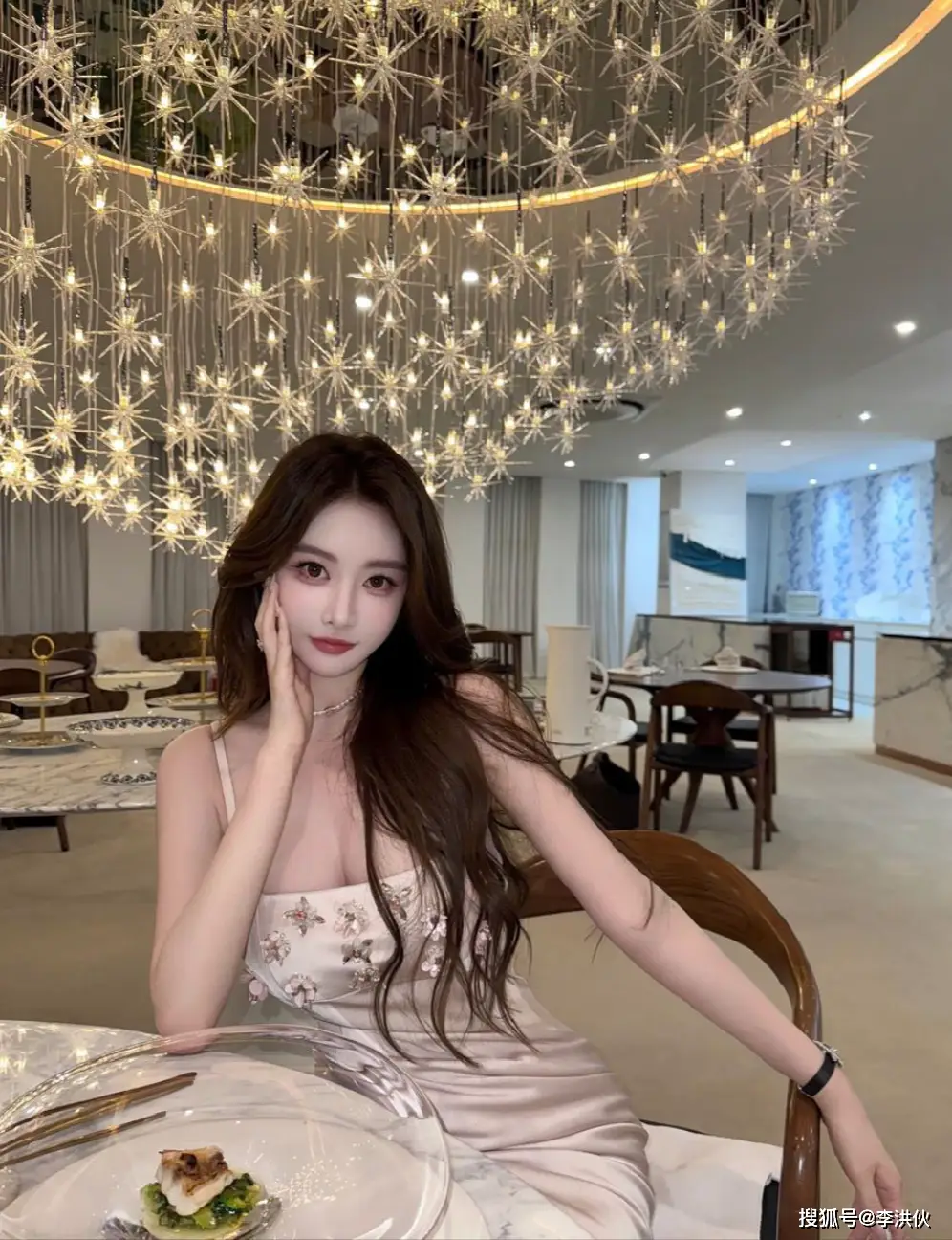 冯绍峰新恋情曝光！新女友疑似年轻演员周麟嘉，颜值不输赵丽颖  第8张
