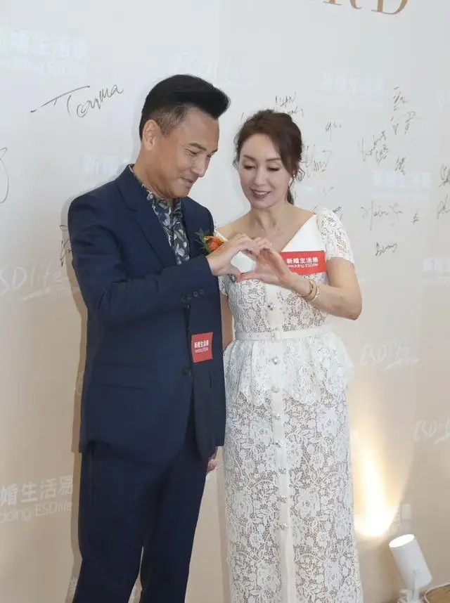 郭可盈与林文龙罕见同框，镂空套装尽显完美身材，夫妻恩爱依旧  第3张