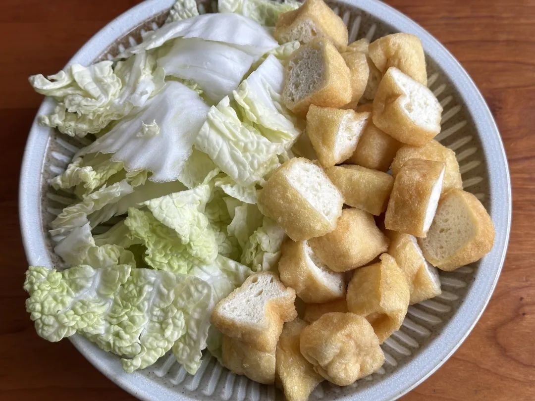 五花肉烧白菜油豆腐：家的味道，生活的态度，口感层次丰富的独特美食  第4张