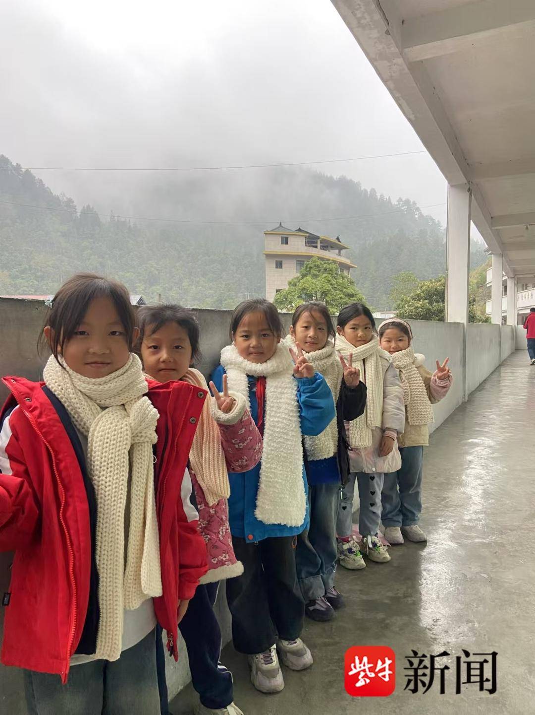 大学生编织围巾传递温暖,南京大学等高校掀起公益热潮 第2张 大学生编织围巾传递温暖,南京大学等高校掀起公益热潮 第2张