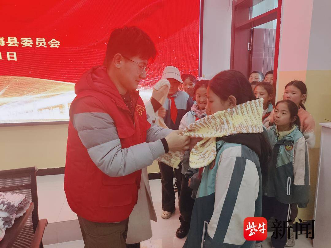 大学生编织围巾传递温暖,南京大学等高校掀起公益热潮 第5张 大学生编织围巾传递温暖,南京大学等高校掀起公益热潮 第5张