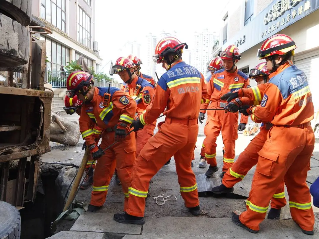 四川巴中水泥罐车导致路面垮塌，7小时生死营救被困施工人员  第2张