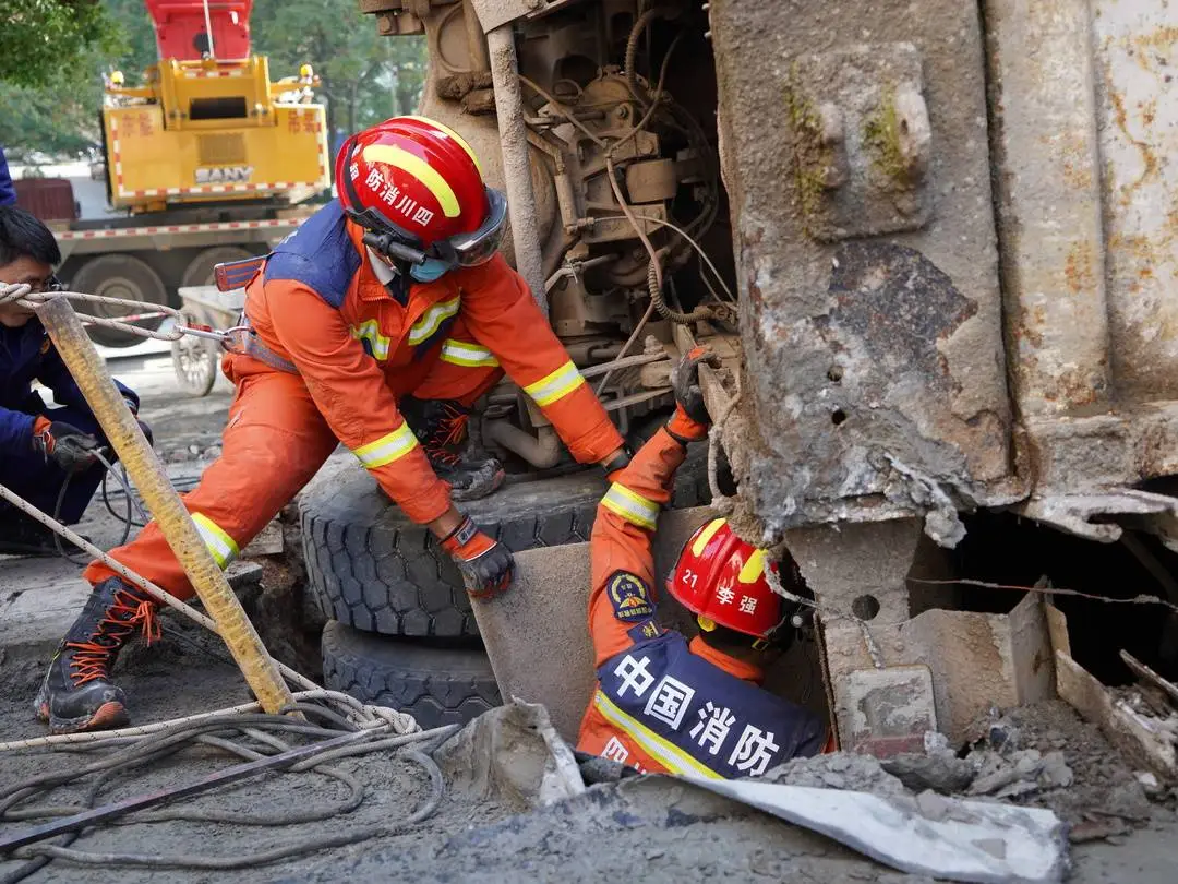 四川巴中水泥罐车导致路面垮塌，7小时生死营救被困施工人员  第3张