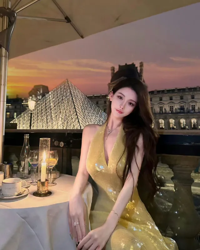 冯绍峰新恋情曝光！与神秘美女车内甜蜜互动，女方身份疑似演员周麟嘉  第4张