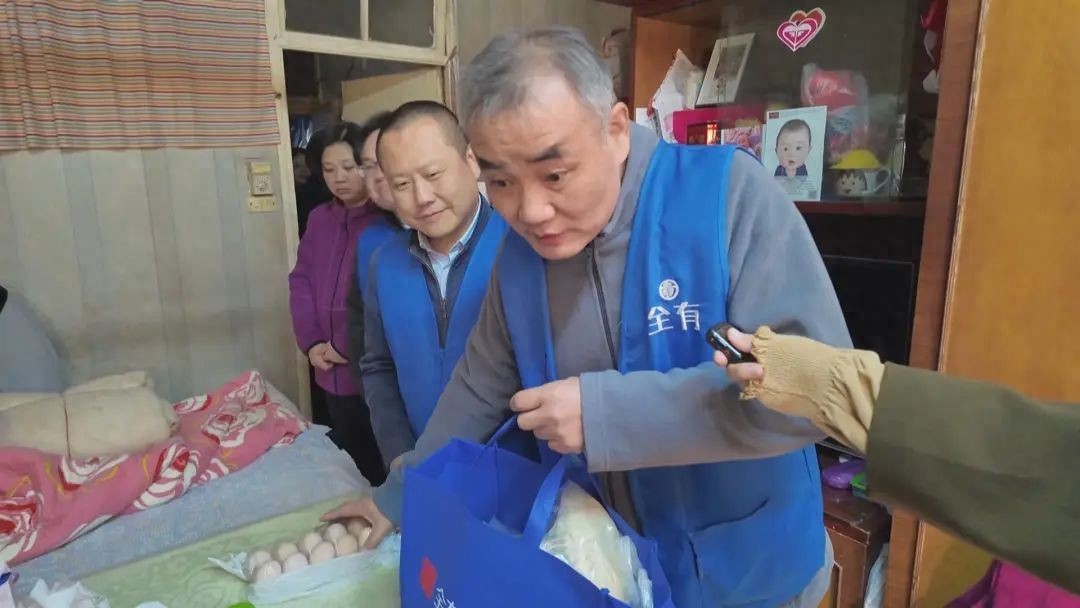 寒潮来袭，外滩街道山北居民区与宁波路菜场携手为高龄老人送温暖菜包  第1张