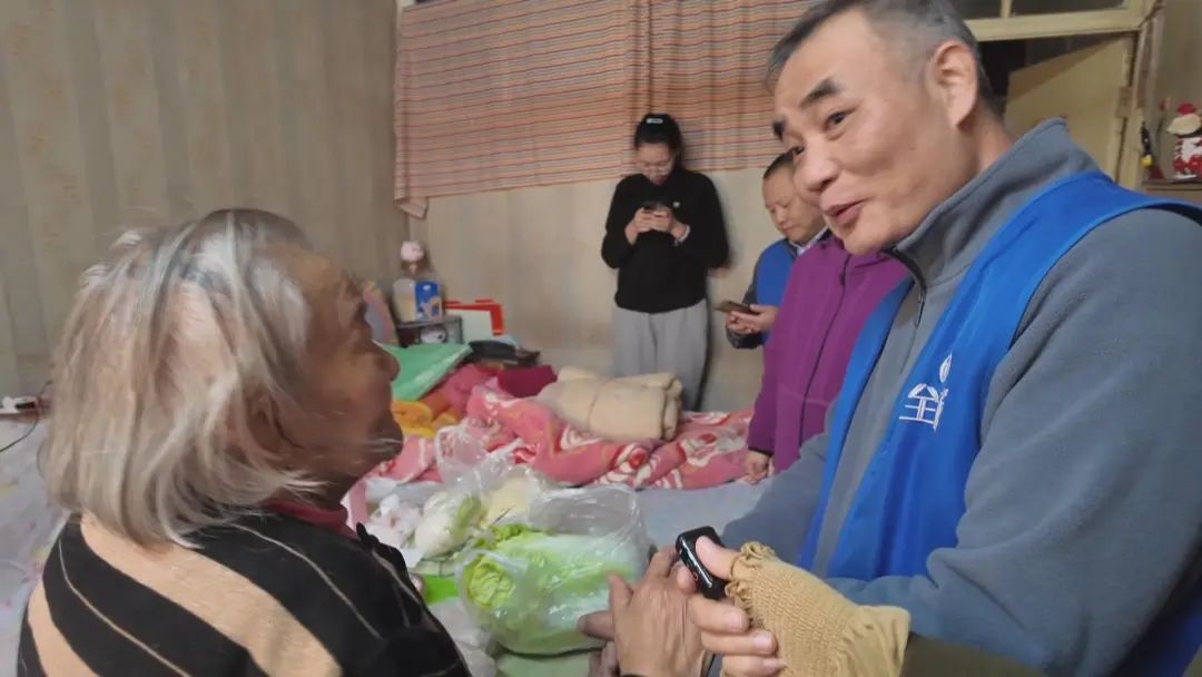 寒潮来袭，外滩街道山北居民区与宁波路菜场携手为高龄老人送温暖菜包  第4张