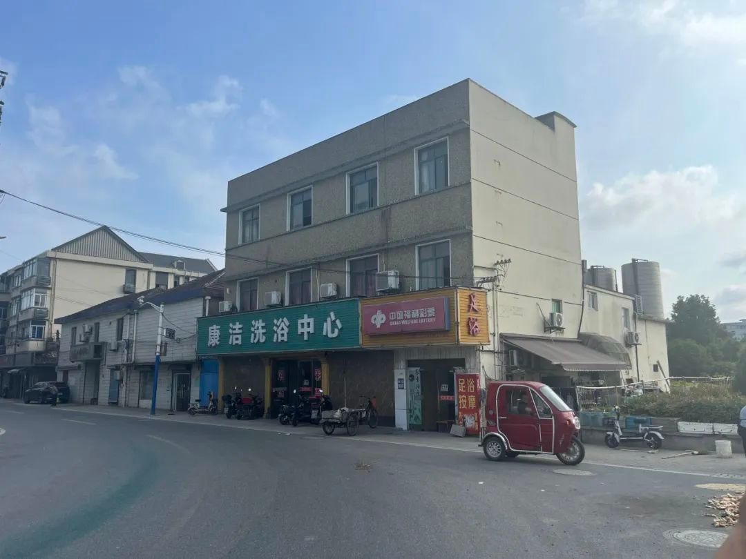 叶榭镇中原社区济众路房屋修缮工程竣工，提升市容市貌与居民安全  第2张