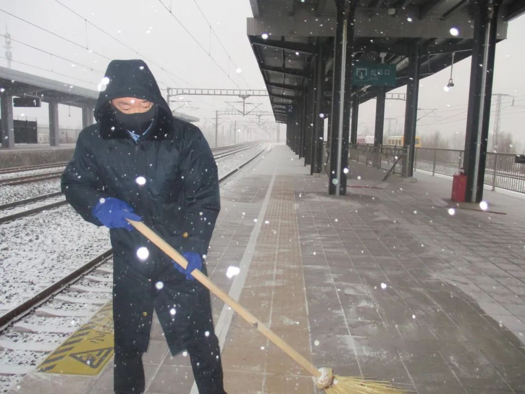 暴雪中的温情守护：湟源站全力应对大批量旅客应急服务  第4张