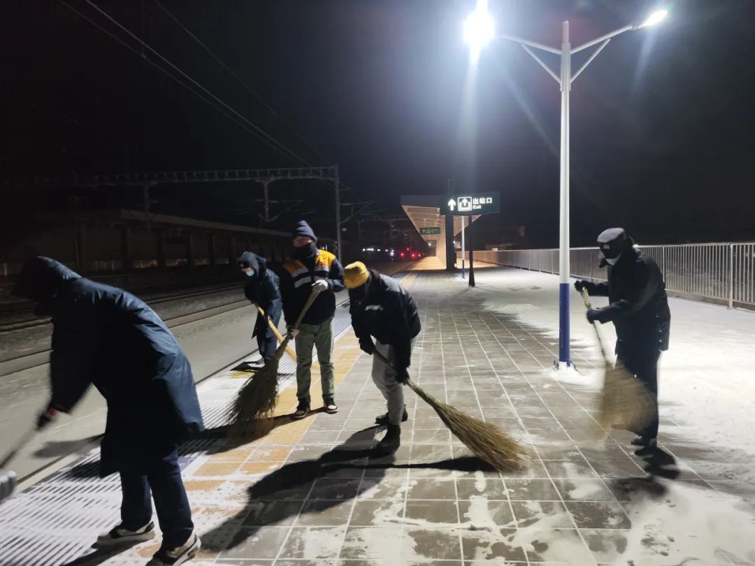 暴雪中的温情守护：湟源站全力应对大批量旅客应急服务  第7张