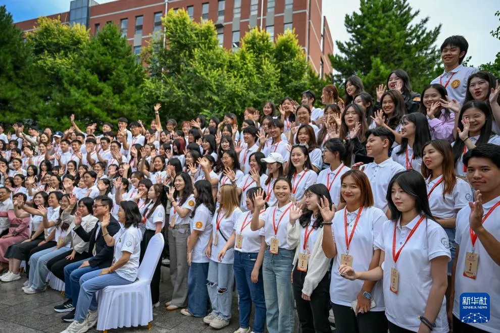 张维为教授在牛津大学辩论社激辩中国政治模式，探讨中国与西方民主的差异  第1张