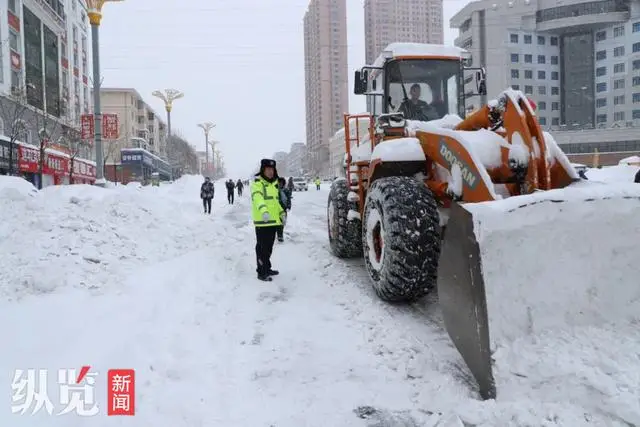 黑龙江鹤岗市遭遇特大暴雪，市区积雪深度达49厘米，全市交通和教育受影响  第2张