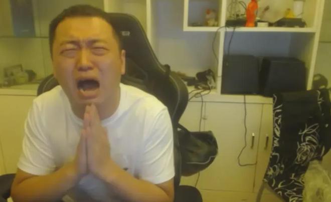 向佐的抽象之路：从电影自扇耳光到吊带出境，富二代的另类演绎  第9张