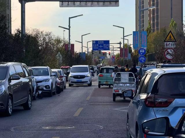 大兴区礼贤镇知礼街修建完成却无法通行，市民反映南北贯通受阻  第4张