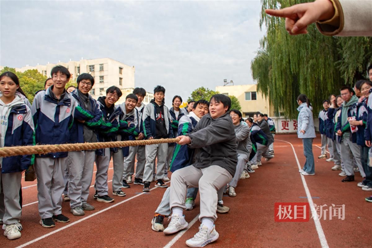 湖北省襄阳市第二十四中学高三趣味运动会精彩纷呈，学生欢笑中迎接美术联考