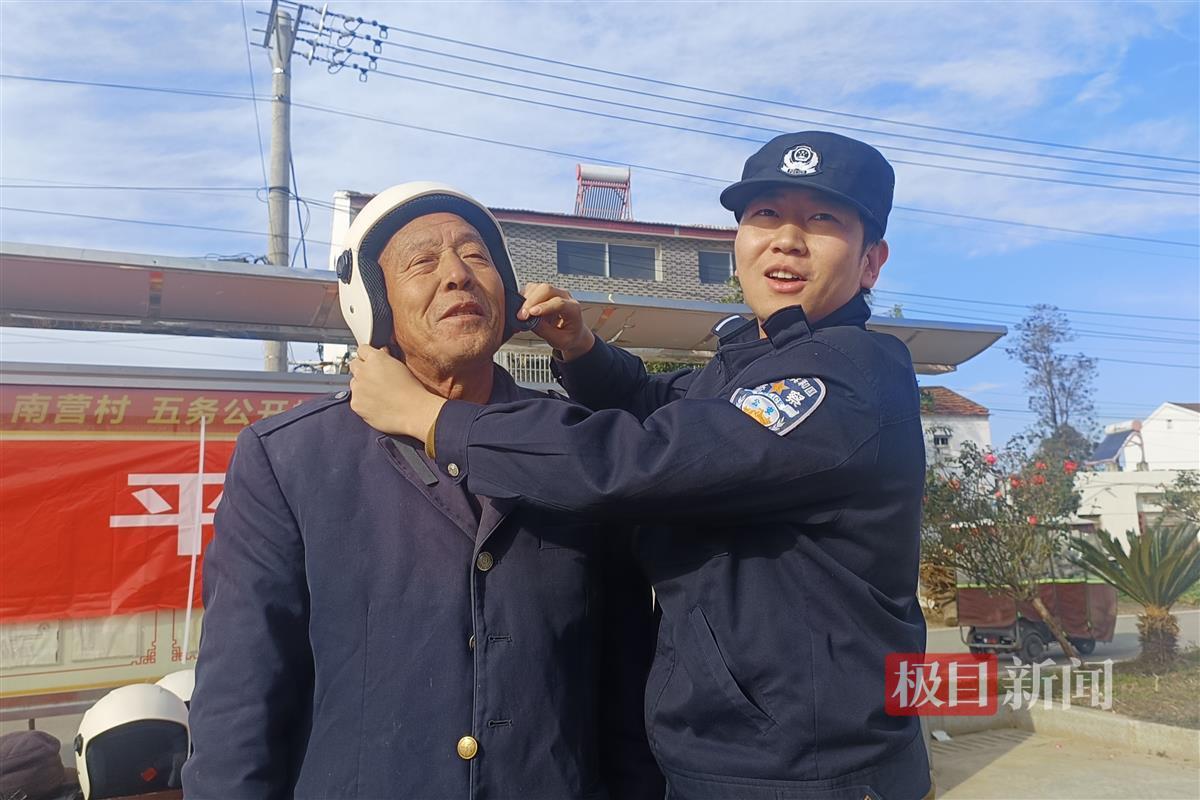 湖北宜城警方进村宣传交通安全，生动案例讲解提升村民安全意识  第2张