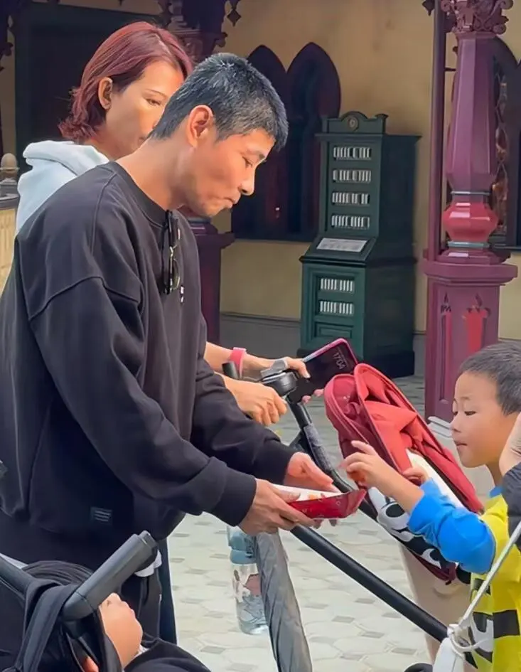 蔡少芬张晋带娃香港迪士尼游玩，50岁张晋白发显老，夫妻接地气无明星包袱  第5张