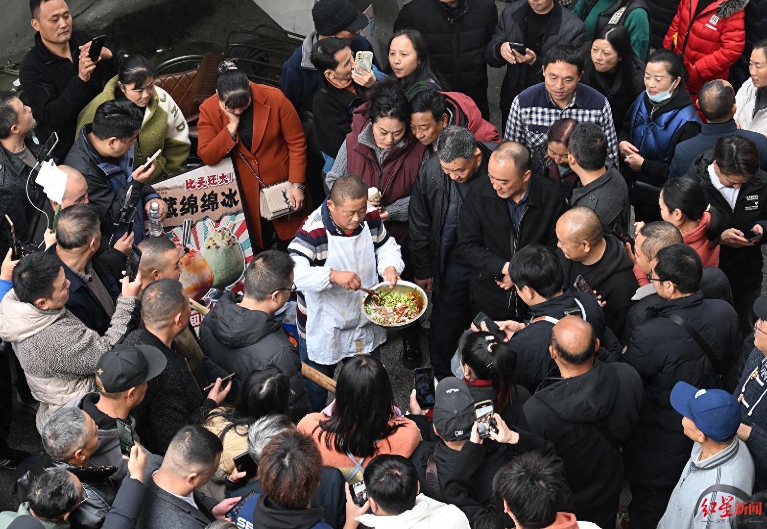 成都温江王鸡肉爆红网络，挑扁担卖鸡肉成网红新宠  第1张