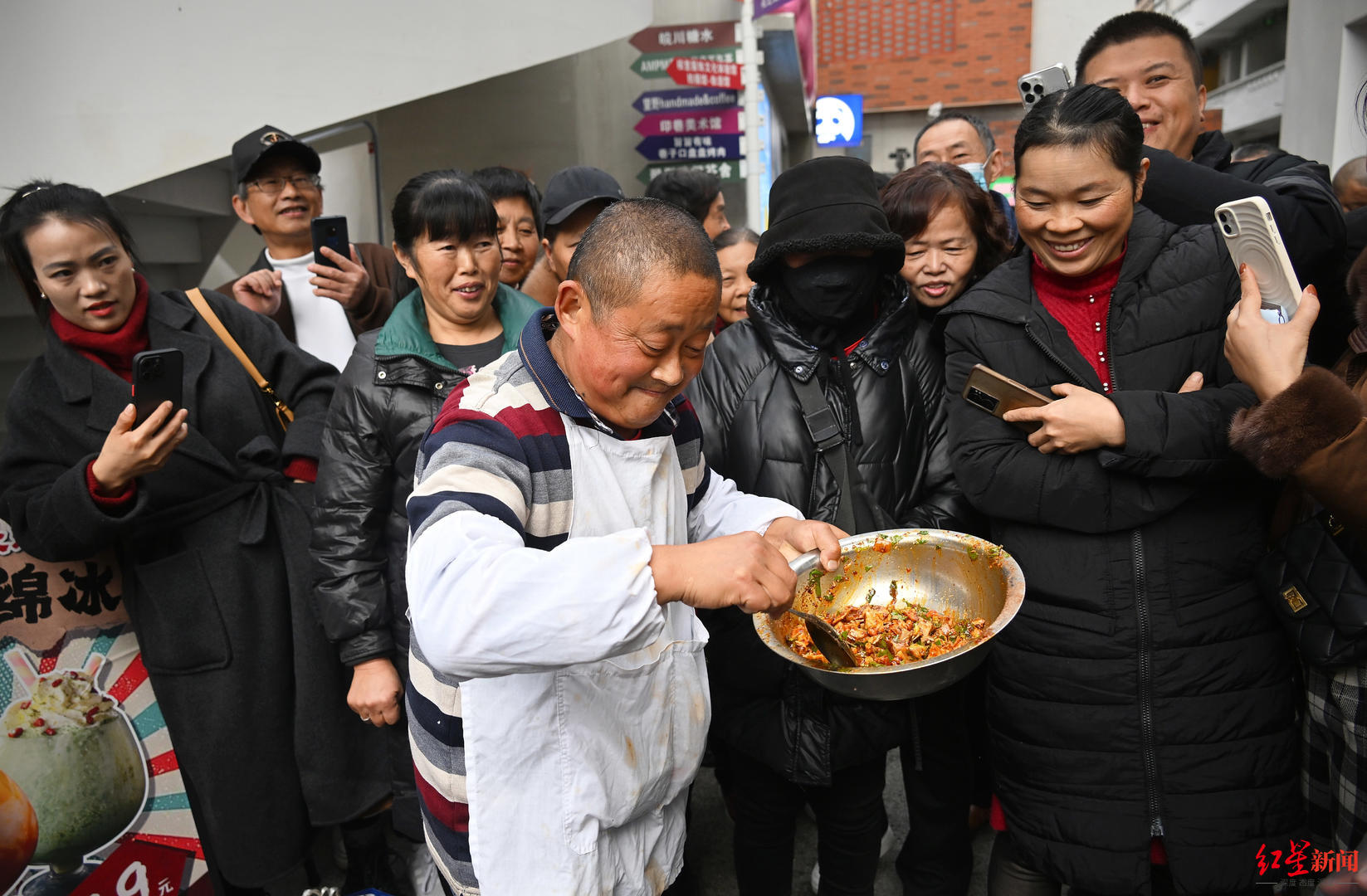 成都温江王鸡肉爆红网络，挑扁担卖鸡肉成网红新宠  第4张