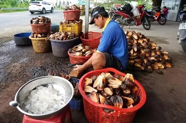 夏日烧烤季：小龙虾与神秘水果的较量，中国美食文化的独特魅力  第5张