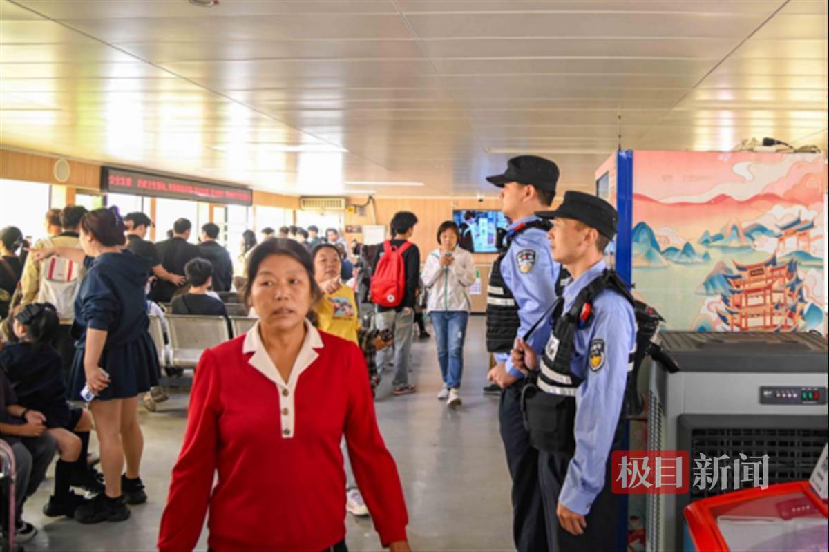 武汉水警护航轮渡，确保游客安全，提升旅游体验  第1张