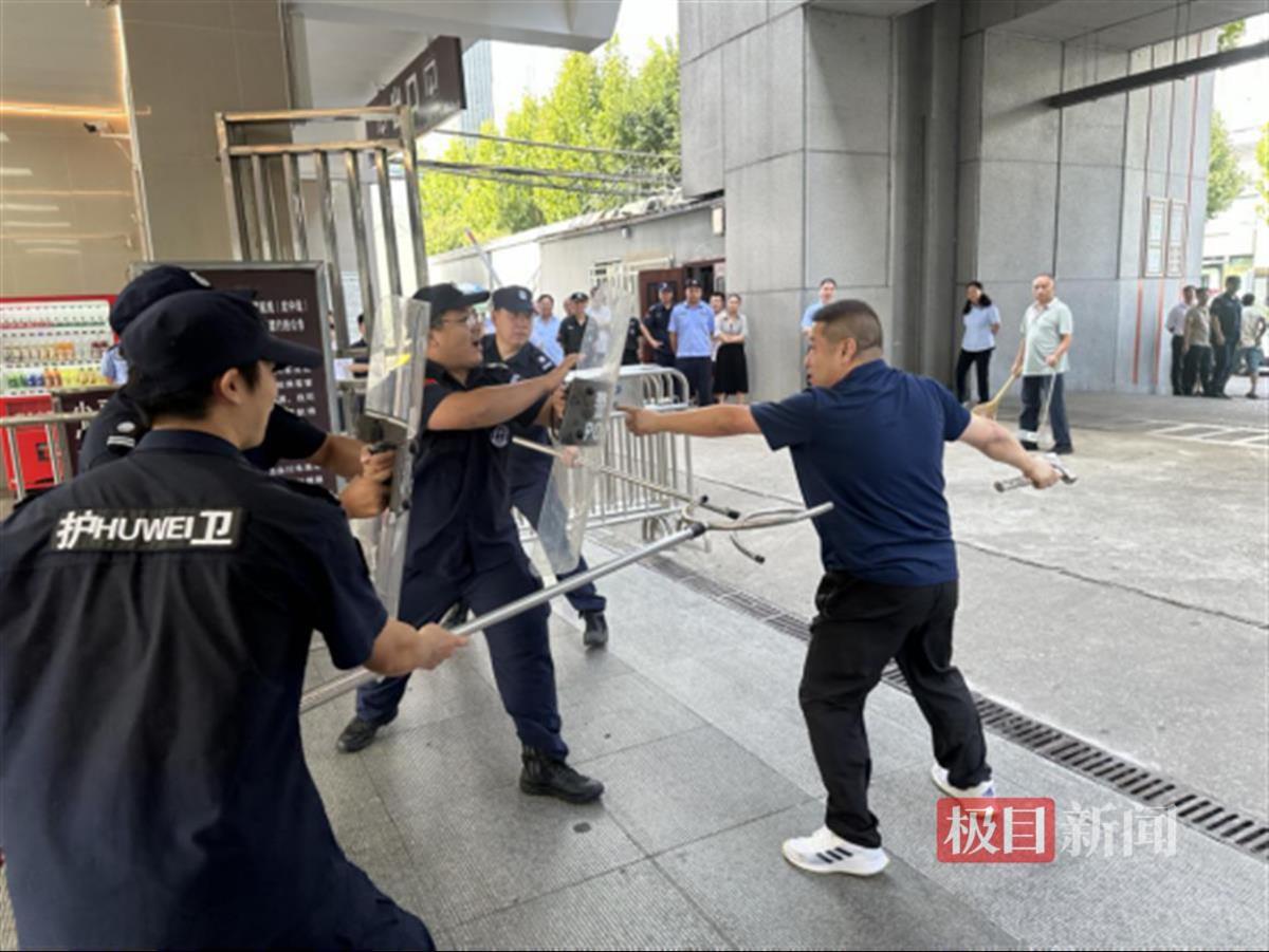 武汉水警护航轮渡，确保游客安全，提升旅游体验  第3张