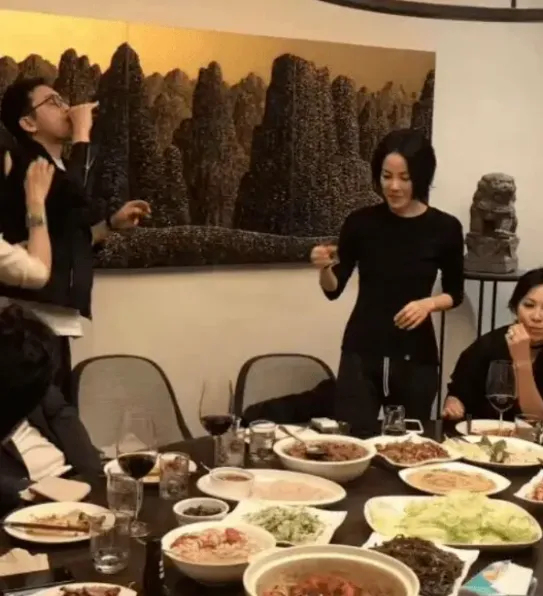 天后王菲家中聚餐照曝光，素颜出镜与好友谈笑风生  第2张