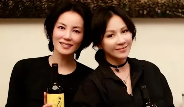 天后王菲家中聚餐照曝光，素颜出镜与好友谈笑风生  第3张