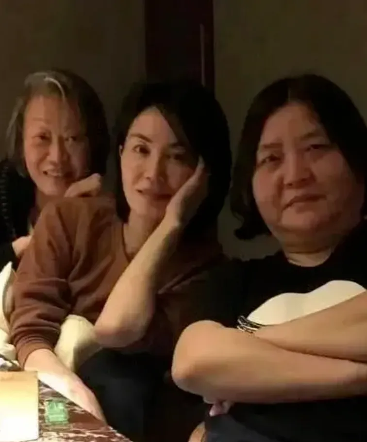 天后王菲家中聚餐照曝光，素颜出镜与好友谈笑风生  第4张