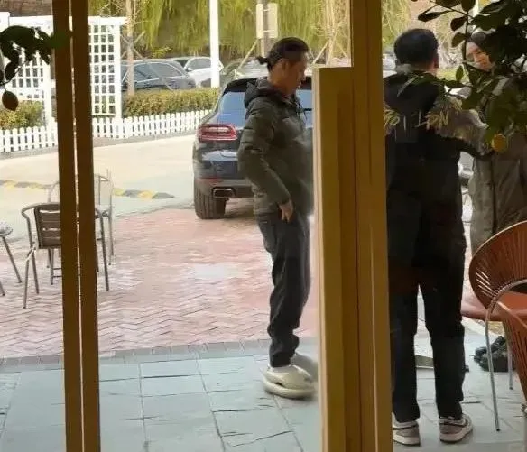 梁洛施新恋情曝光？与导演马浴柯街头牵手引热议  第3张