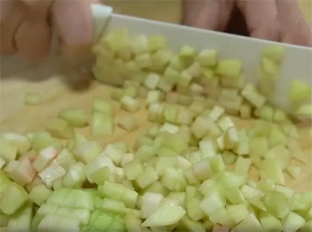 夏日甜蜜新吃法：桃子馅饼制作指南，一周三次的美味享受  第3张