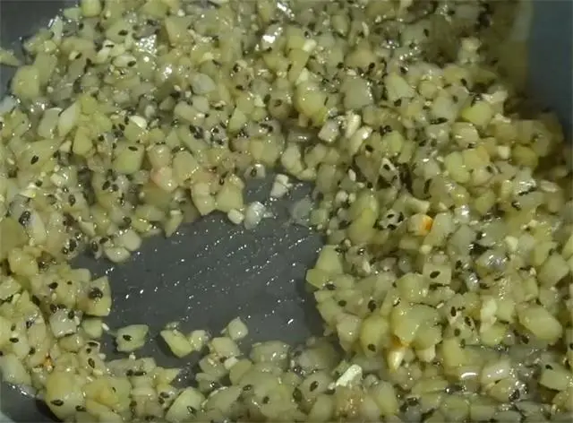 夏日甜蜜新吃法：桃子馅饼制作指南，一周三次的美味享受  第4张