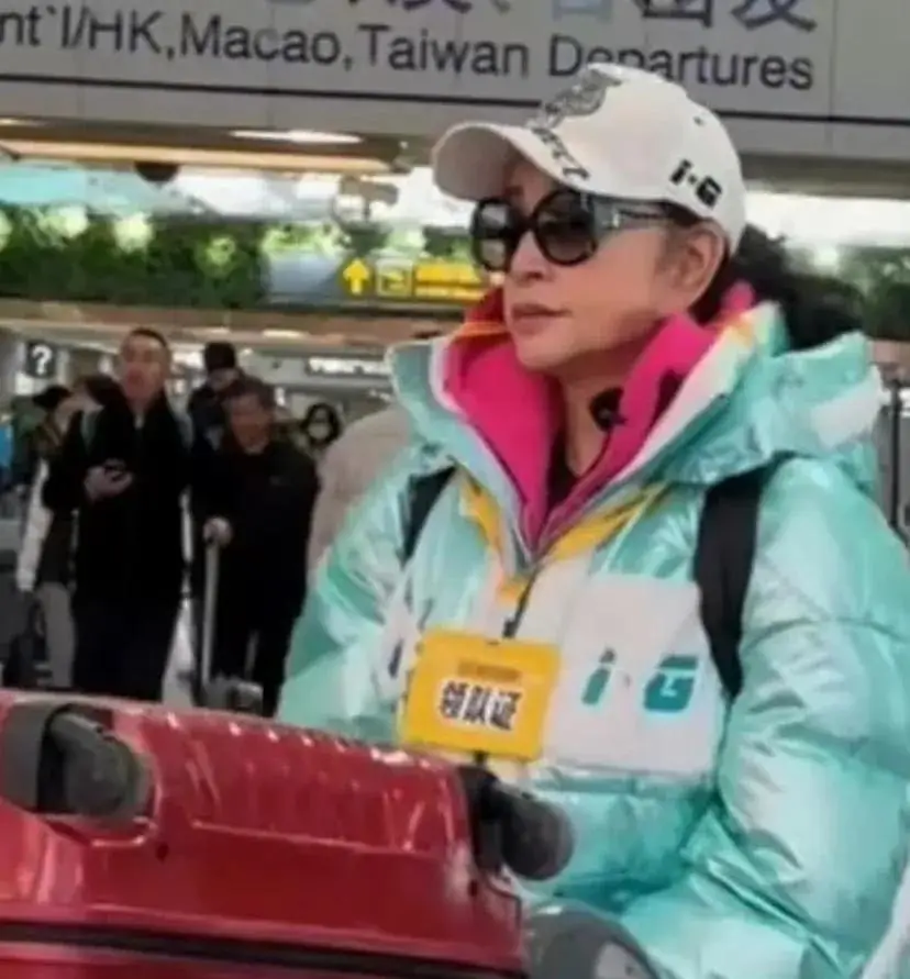 一路繁花综艺录制现场:刘晓庆领衔高龄嘉宾机场出发,展现不老风采 第3张 一路繁花综艺录制现场:刘晓庆领衔高龄嘉宾机场出发,展现不老风采 第3张