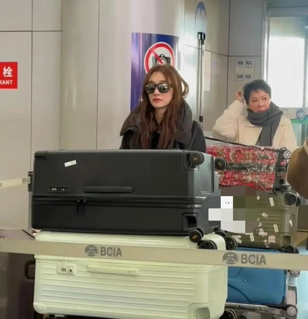 一路繁花综艺录制现场:刘晓庆领衔高龄嘉宾机场出发,展现不老风采 第4张 一路繁花综艺录制现场:刘晓庆领衔高龄嘉宾机场出发,展现不老风采 第4张