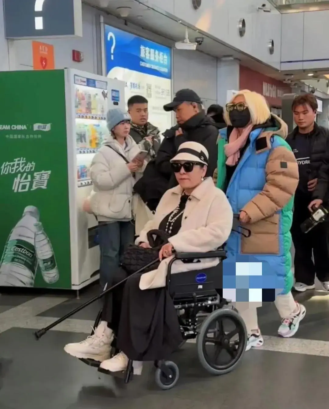 一路繁花综艺录制现场:刘晓庆领衔高龄嘉宾机场出发,展现不老风采 第5张 一路繁花综艺录制现场:刘晓庆领衔高龄嘉宾机场出发,展现不老风采 第5张