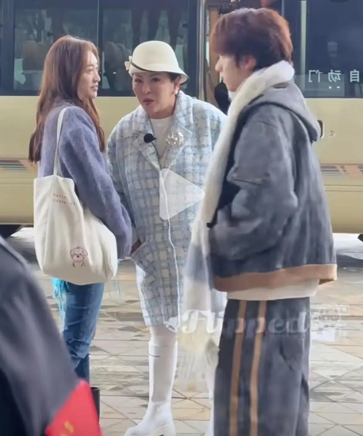 一路繁花综艺录制现场:刘晓庆领衔高龄嘉宾机场出发,展现不老风采 第8张 一路繁花综艺录制现场:刘晓庆领衔高龄嘉宾机场出发,展现不老风采 第8张