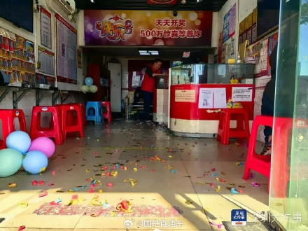 深圳福利彩票店彩民喜中2.25亿大奖，老板庆祝并分享喜糖