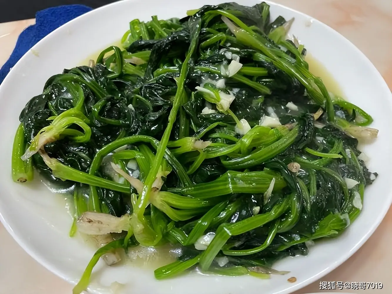 蒜蓉炒菠菜:简单美味家常菜,营养丰富,健康餐桌必备  第2张 蒜蓉炒菠菜:简单美味家常菜,营养丰富,健康餐桌必备  第2张