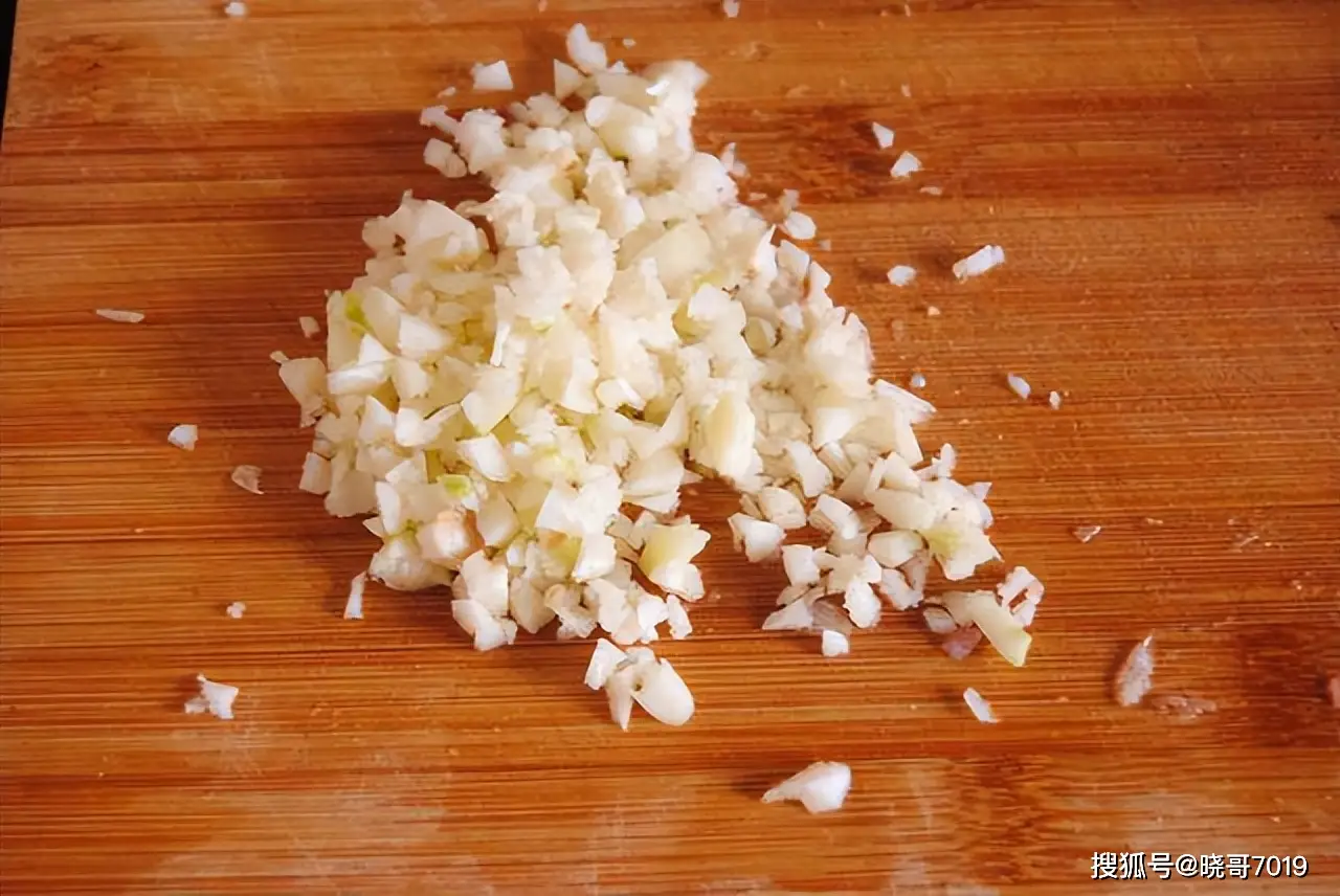 蒜蓉炒菠菜:简单美味家常菜,营养丰富,健康餐桌必备  第5张 蒜蓉炒菠菜:简单美味家常菜,营养丰富,健康餐桌必备  第5张