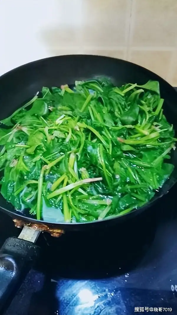 蒜蓉炒菠菜:简单美味家常菜,营养丰富,健康餐桌必备  第7张 蒜蓉炒菠菜:简单美味家常菜,营养丰富,健康餐桌必备  第7张