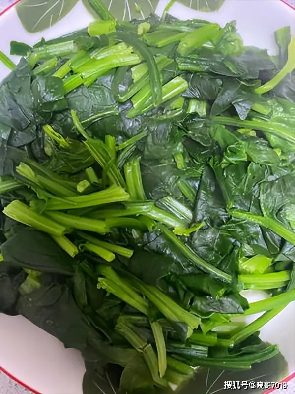 蒜蓉炒菠菜:简单美味家常菜,营养丰富,健康餐桌必备  第8张 蒜蓉炒菠菜:简单美味家常菜,营养丰富,健康餐桌必备  第8张