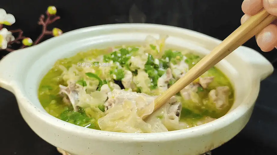 冬季必备：青椒排骨烧银耳，暖身解馋，营养丰富，香飘满屋  第1张