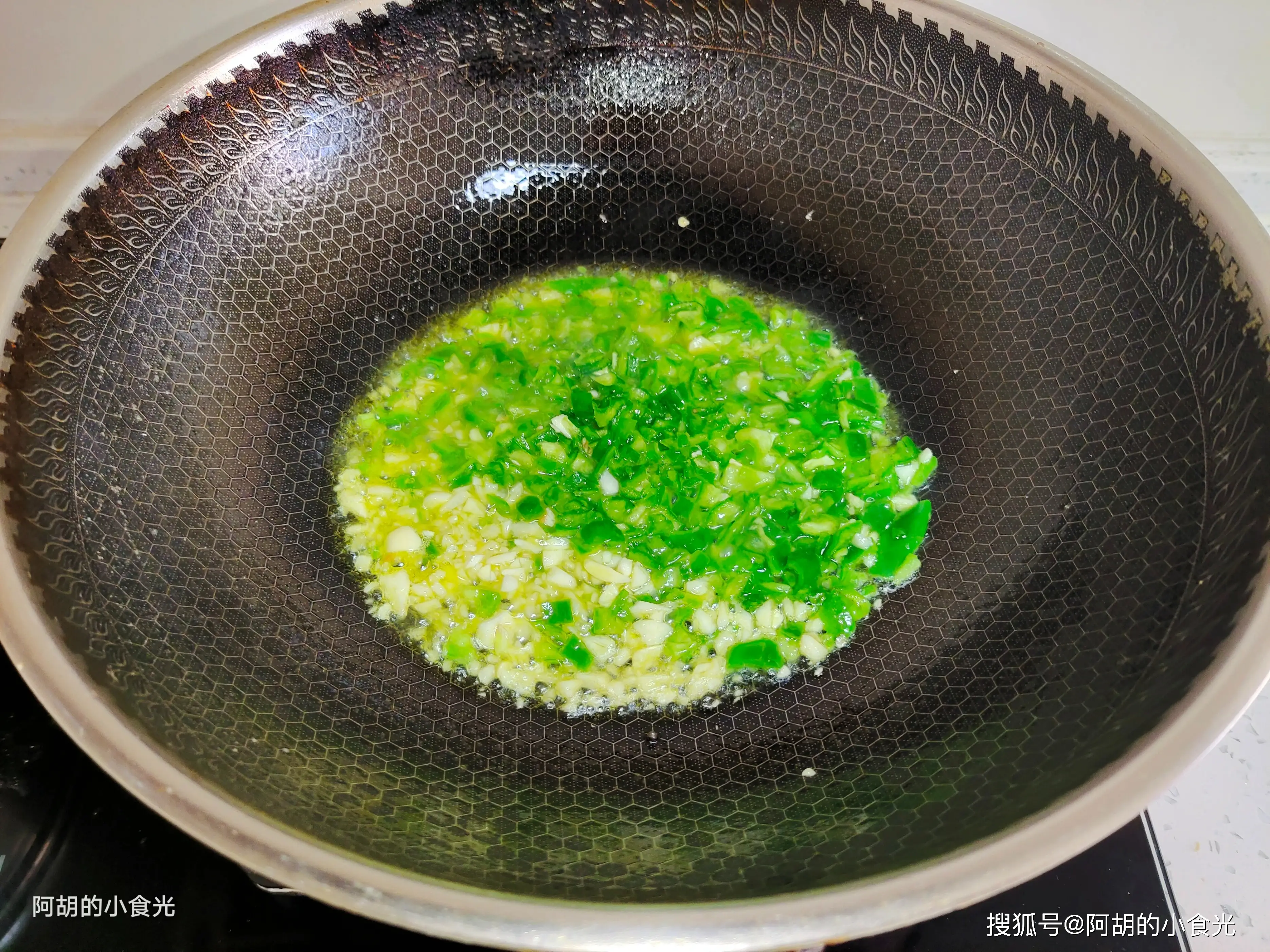 冬季必备：青椒排骨烧银耳，暖身解馋，营养丰富，香飘满屋  第7张