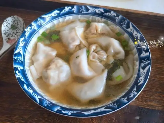 寒冬必备暖心早餐：荠菜馅馄饨，比饺子更暖和比面条更营养  第1张