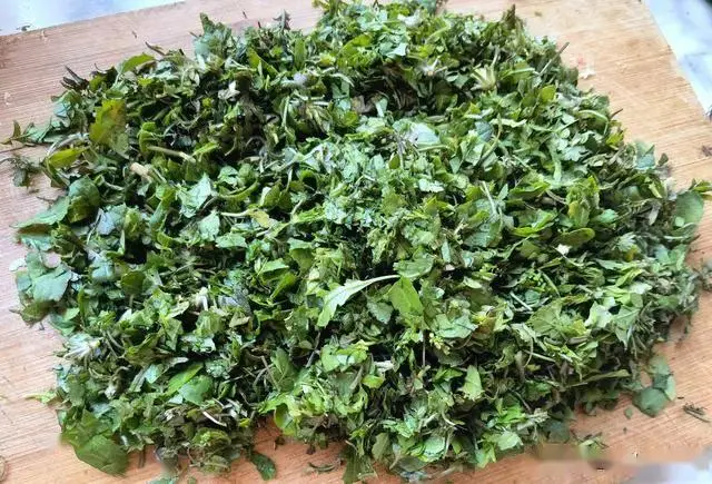 寒冬必备暖心早餐：荠菜馅馄饨，比饺子更暖和比面条更营养  第3张