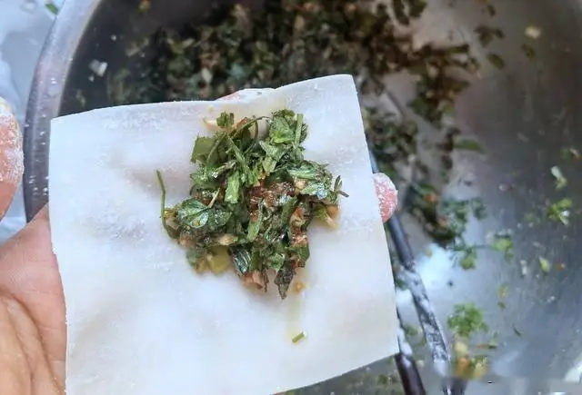寒冬必备暖心早餐：荠菜馅馄饨，比饺子更暖和比面条更营养  第6张