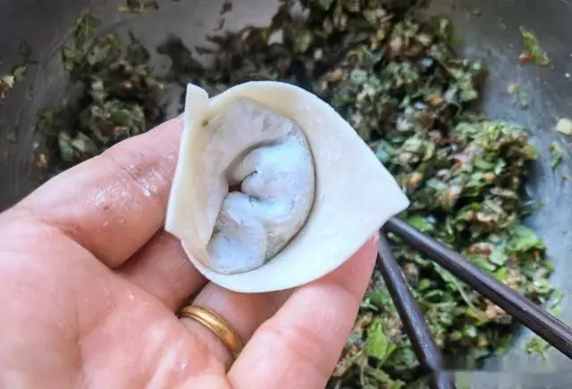 寒冬必备暖心早餐：荠菜馅馄饨，比饺子更暖和比面条更营养  第7张