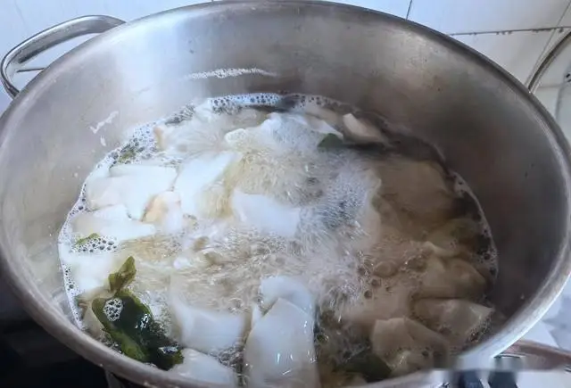 寒冬必备暖心早餐：荠菜馅馄饨，比饺子更暖和比面条更营养  第8张