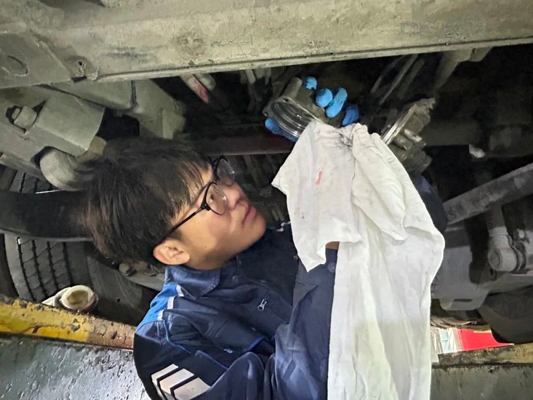 寒潮来袭，申城公交车提前开启热空调，保障市民温暖出行  第1张