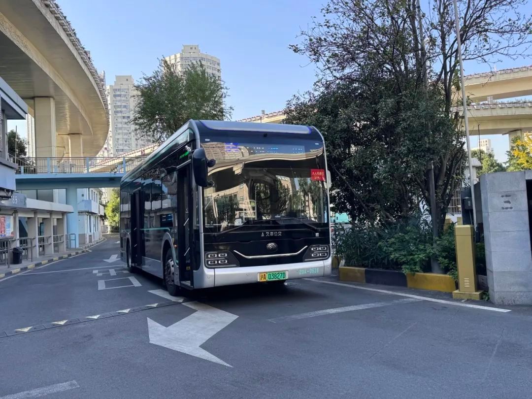 寒潮来袭，申城公交车提前开启热空调，保障市民温暖出行  第2张