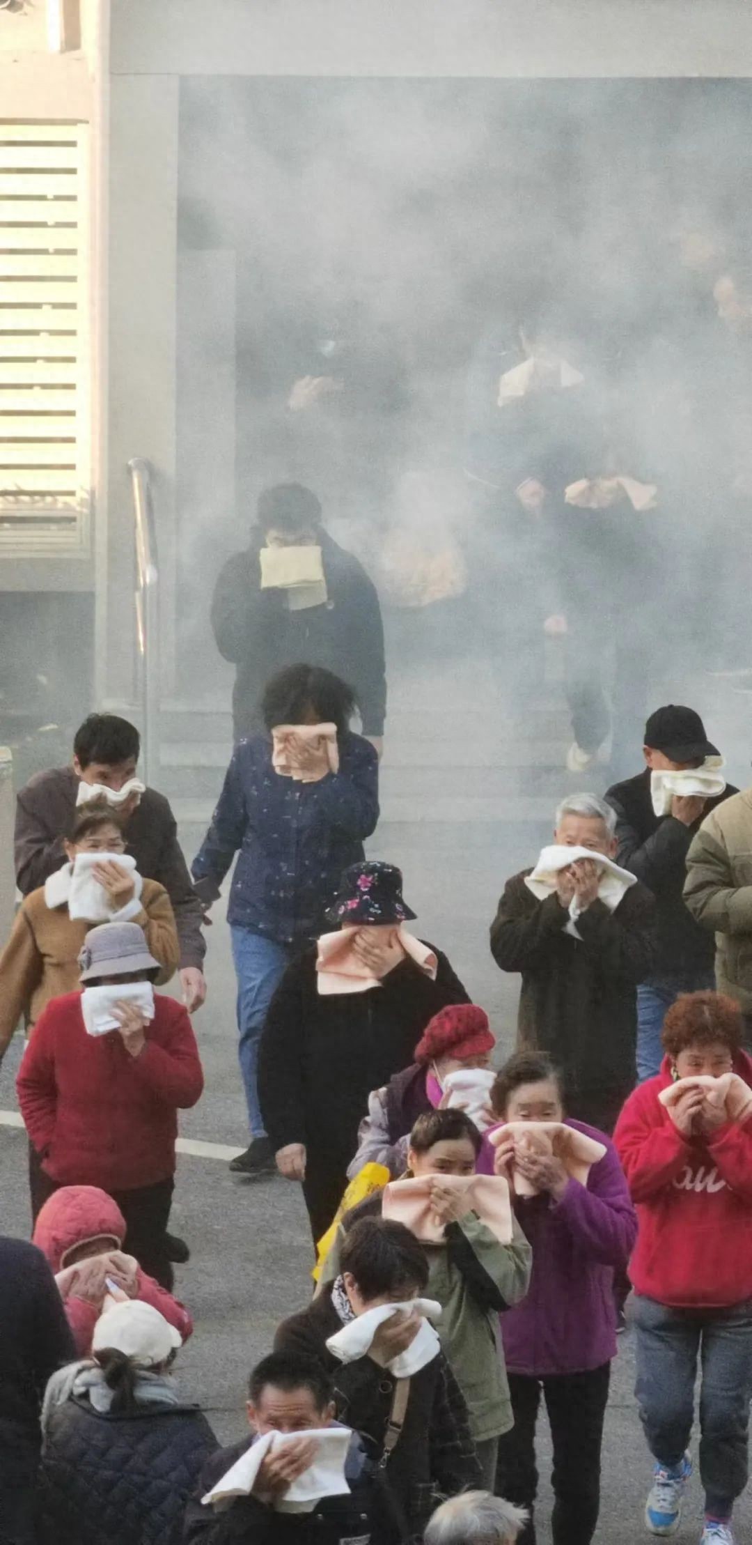 普陀区桃浦镇新杨园区开展高层住宅消防宣传月综合救援演练与安全宣传活动  第1张